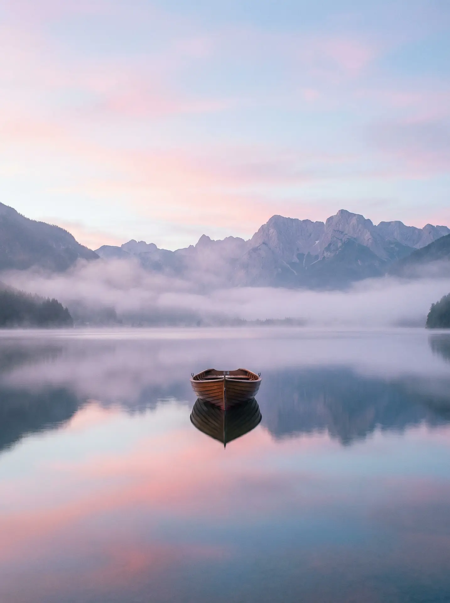 搞鸡软件 精选 - 晨雾湖面倒影风景摄影